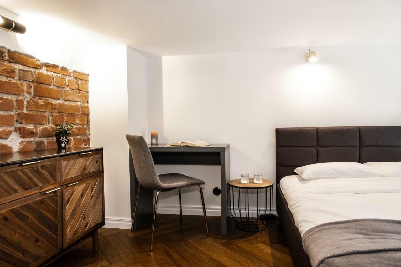 Thomas' - Trendy, & Balcony Apartment